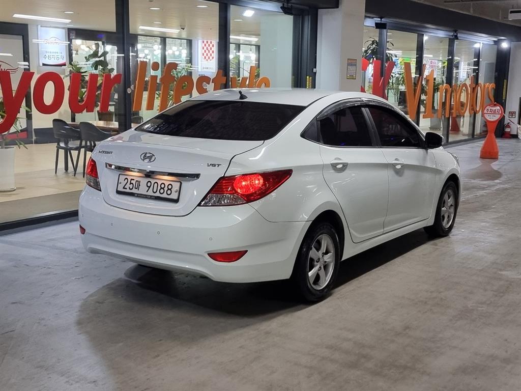 HYUNDAI Accent - Vista 4