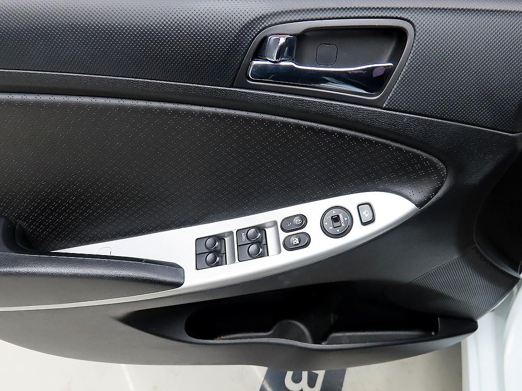 HYUNDAI Accent - Vista 11