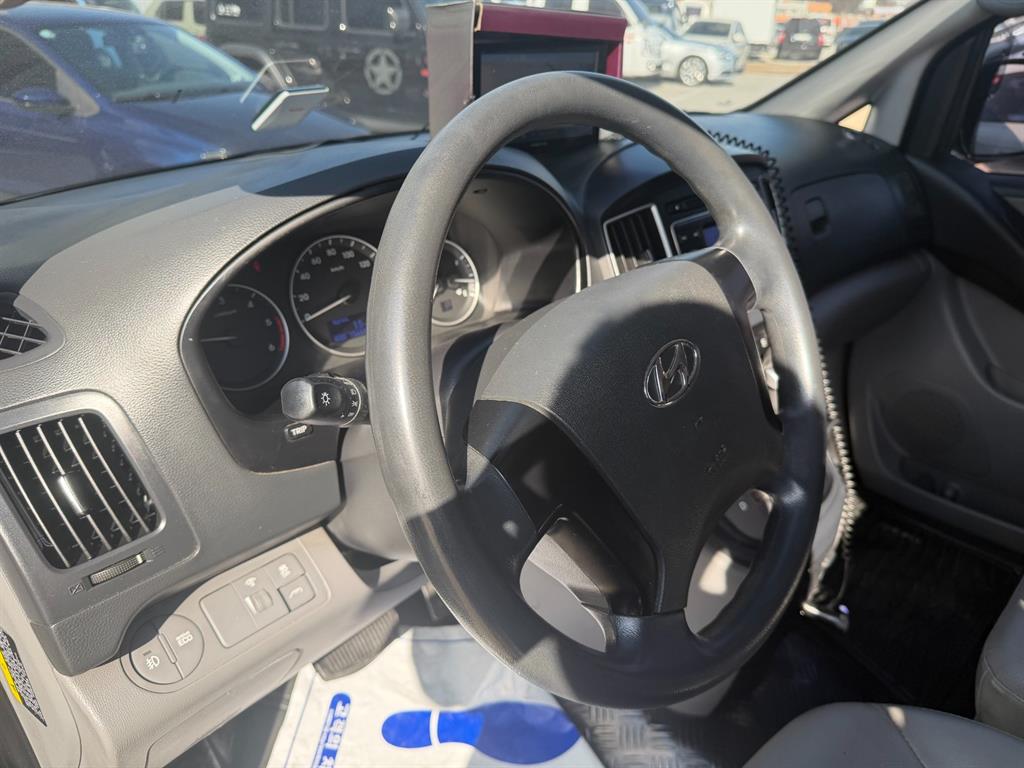 HYUNDAI Starex - Vista 10
