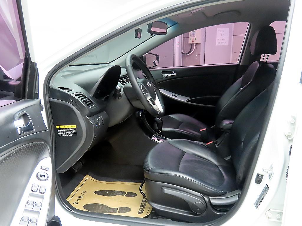 HYUNDAI Accent - Vista 5