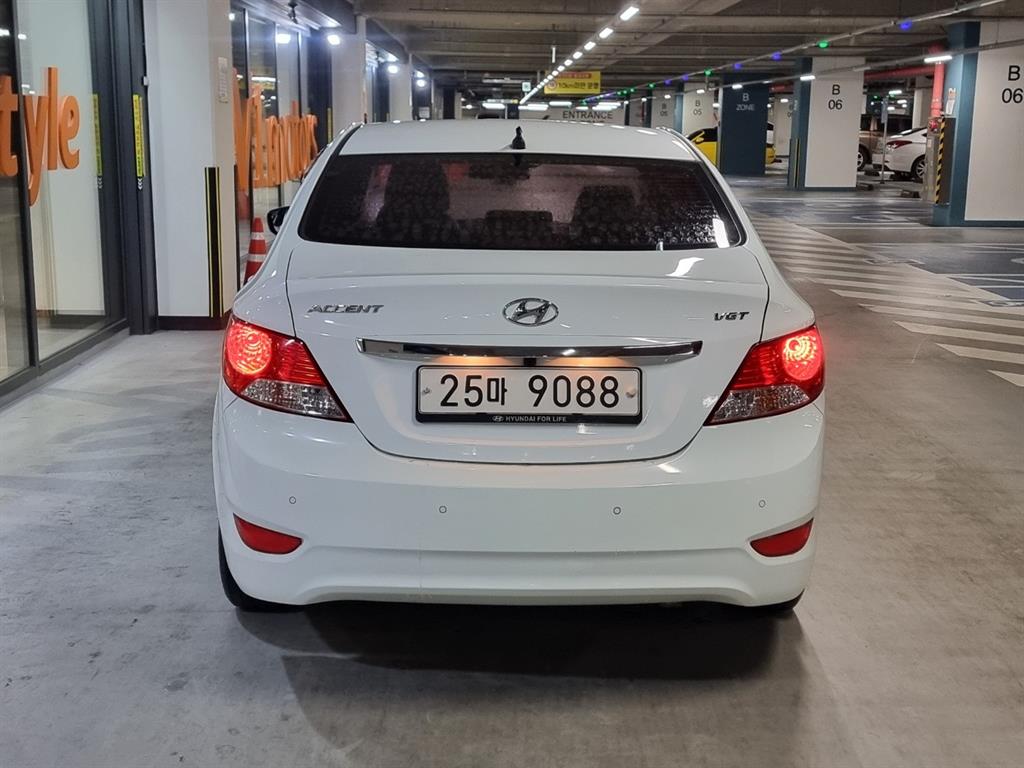 HYUNDAI Accent - Vista 5