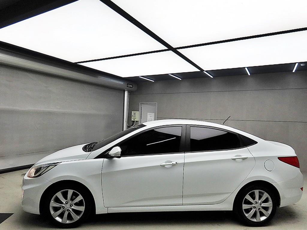 HYUNDAI Accent - Vista 4