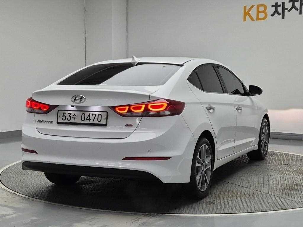 HYUNDAI Avante - Vista 3