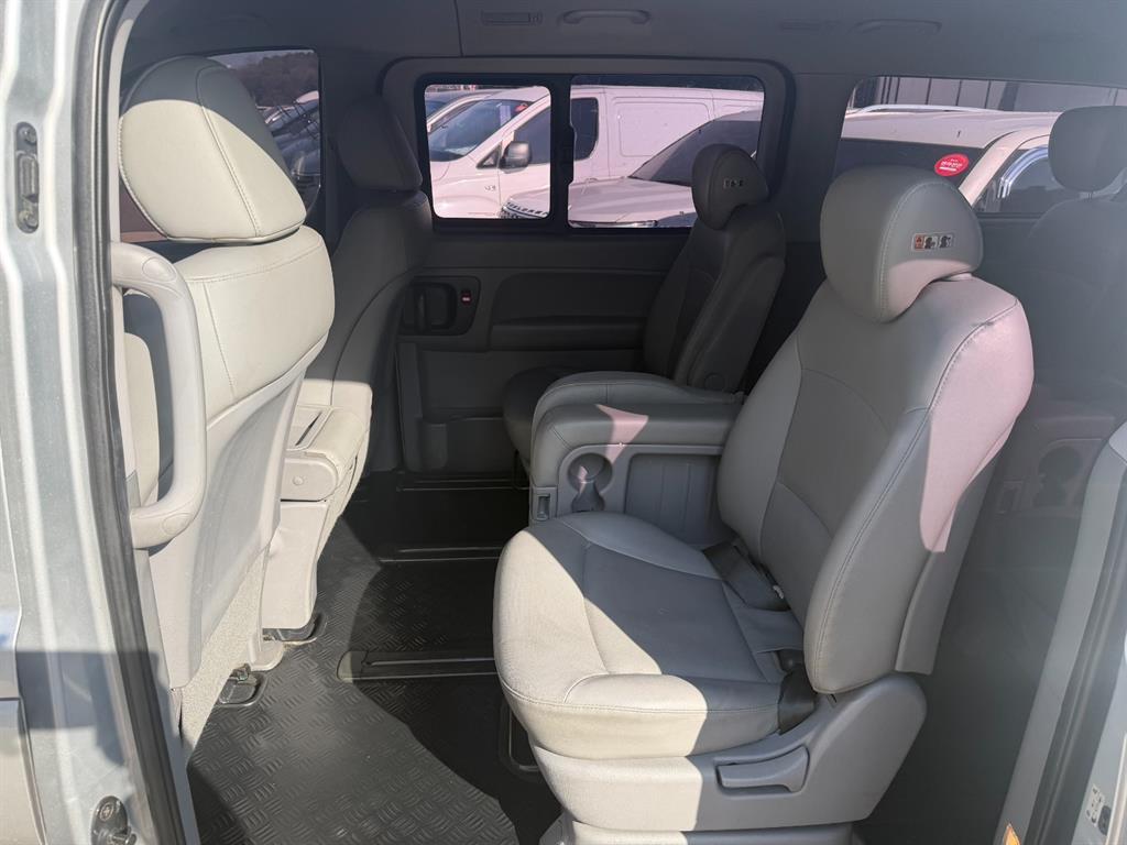 HYUNDAI Starex - Vista 6