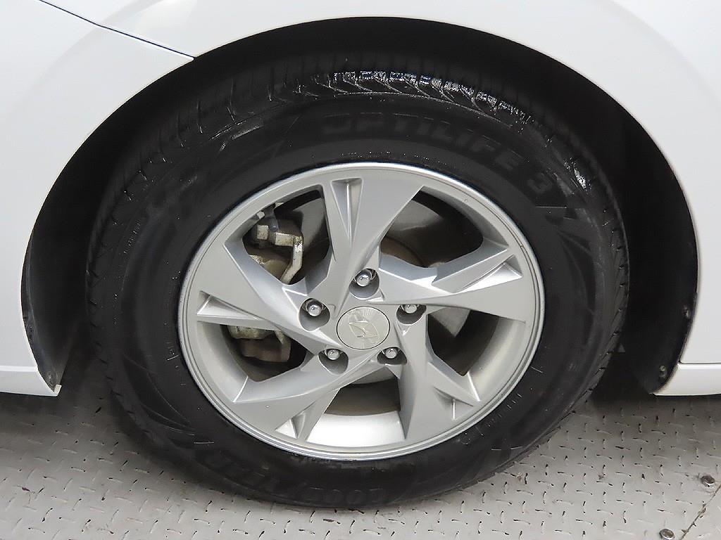 HYUNDAI Avante - Vista 9