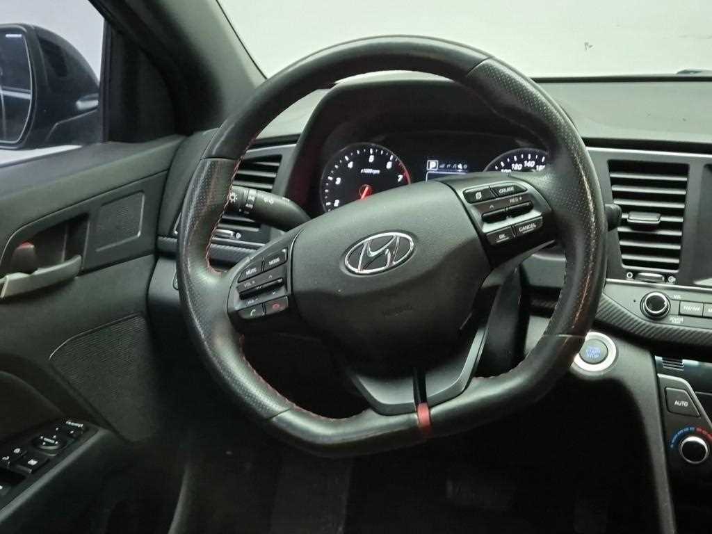 HYUNDAI Avante - Vista 9