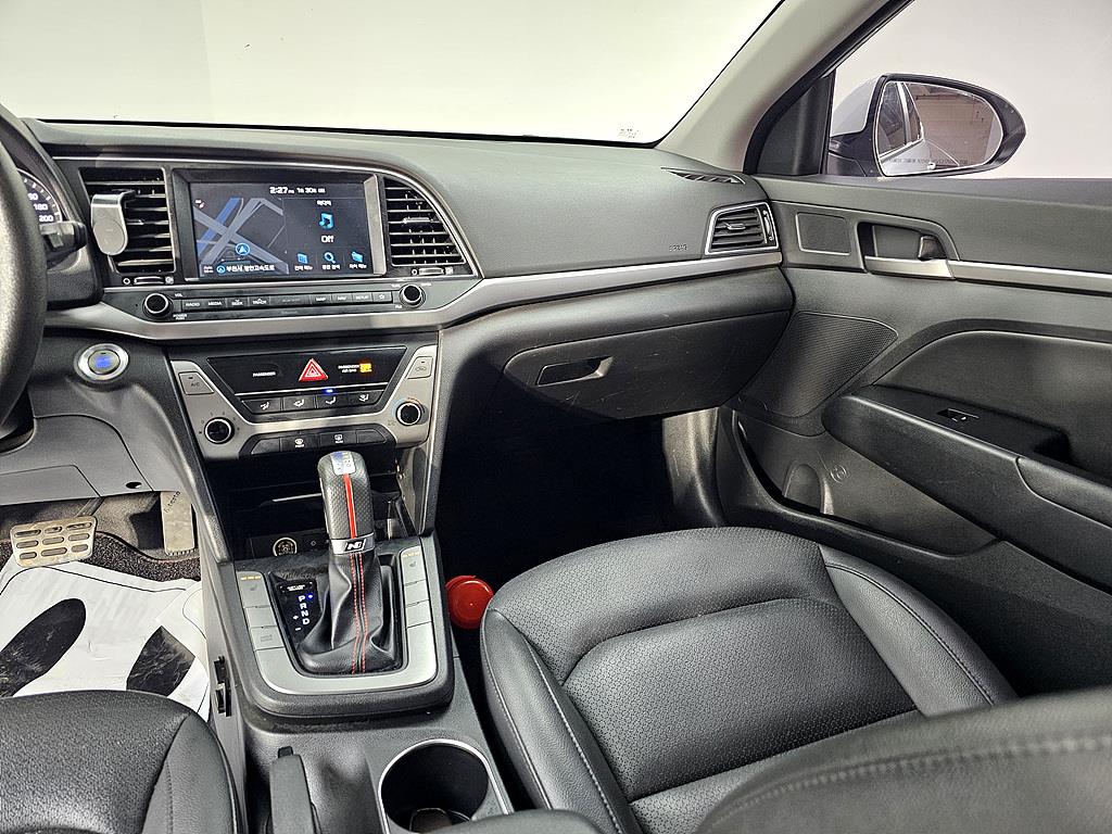 HYUNDAI Avante - Vista 10