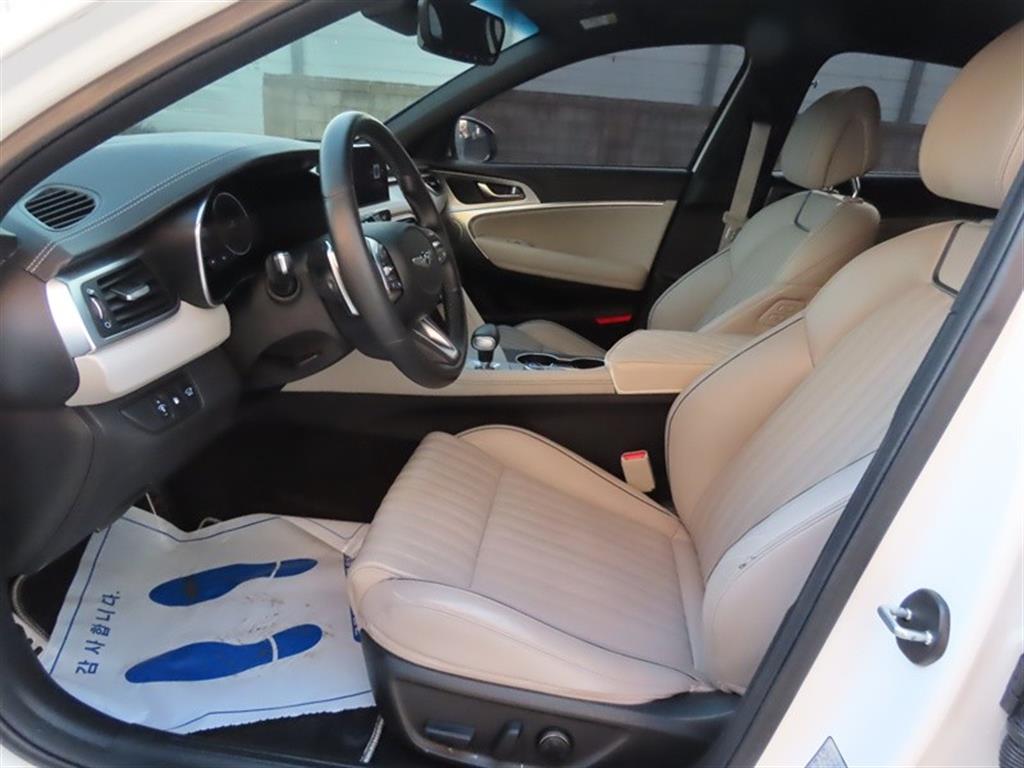 Genesis G70 - Vista 9