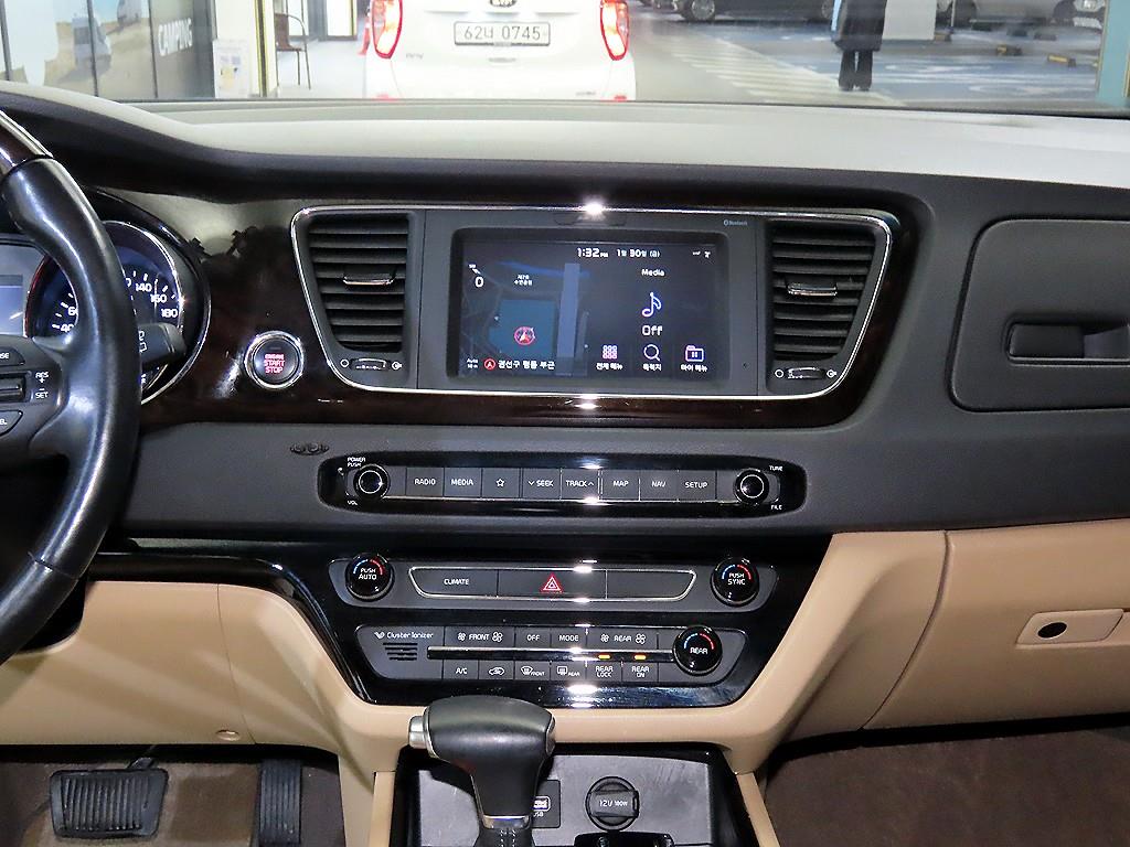 KIA Carnival - Vista 11