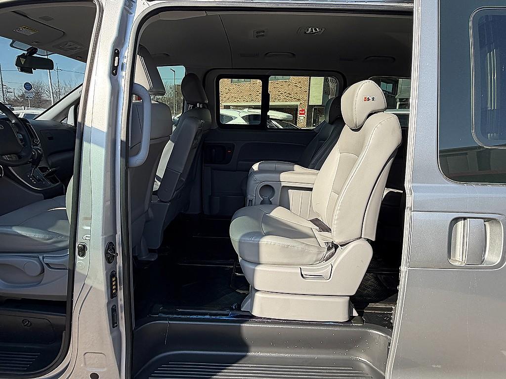 HYUNDAI Starex - Vista 7