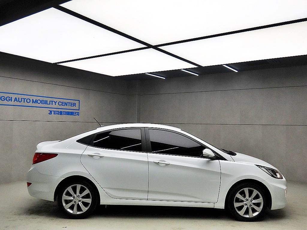 HYUNDAI Accent - Vista 2