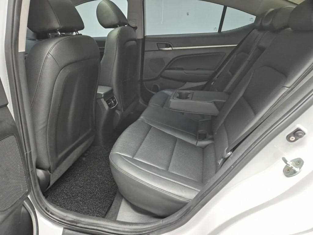 HYUNDAI Avante - Vista 12