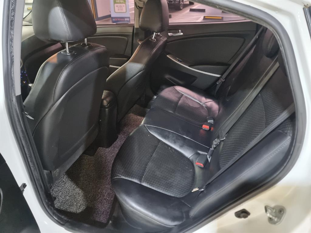 HYUNDAI Accent - Vista 7