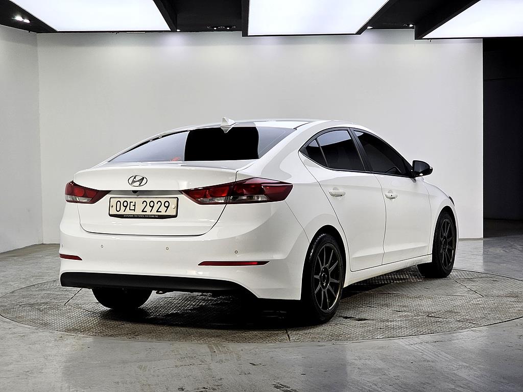 HYUNDAI Avante - Vista 4