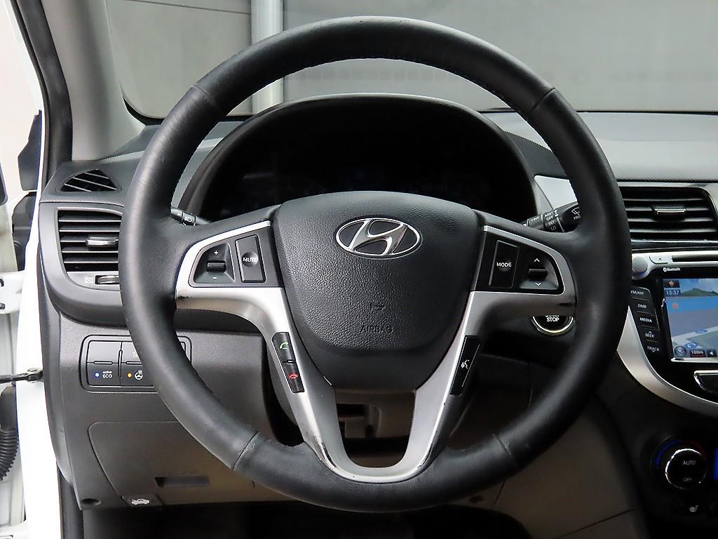 HYUNDAI Accent - Vista 9