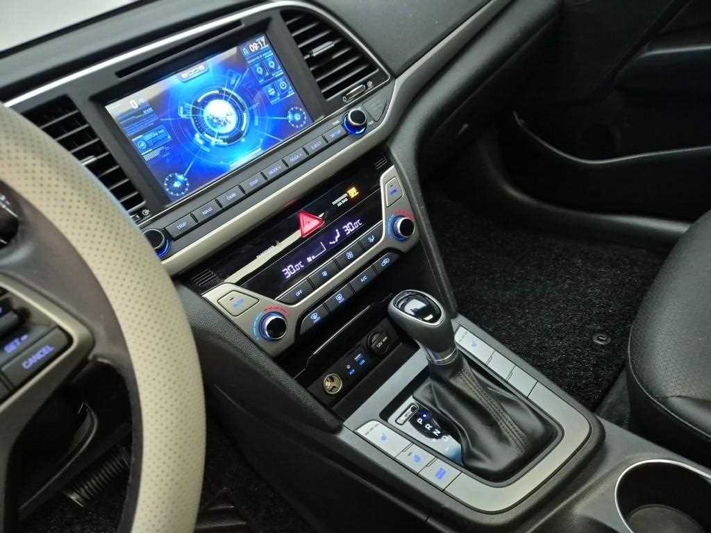 HYUNDAI Avante - Vista 10