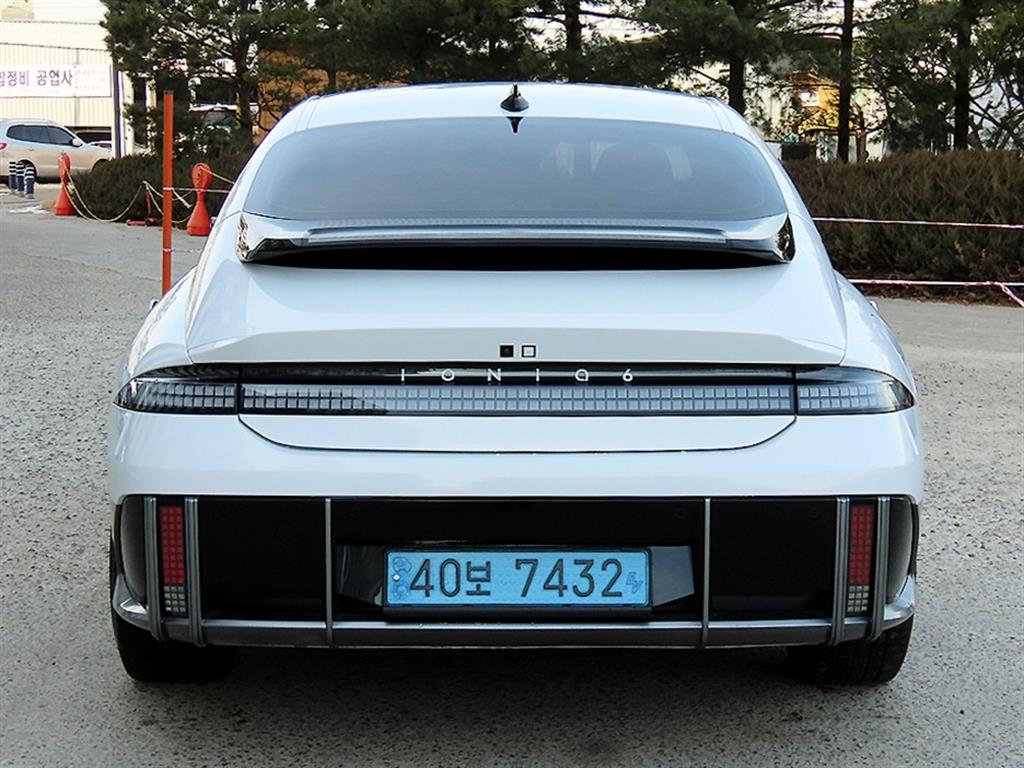 HYUNDAI Ioniq 6 - Vista 4