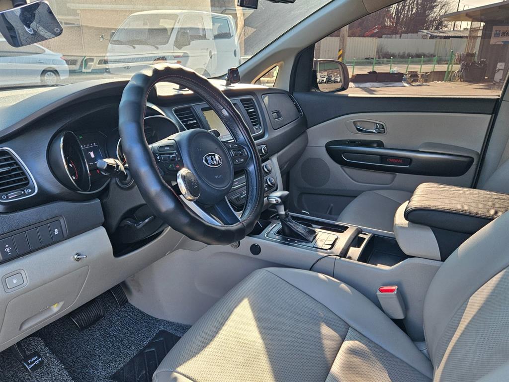 KIA Carnival - Vista 5