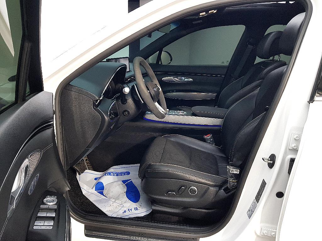 Genesis GV70 - Vista 8