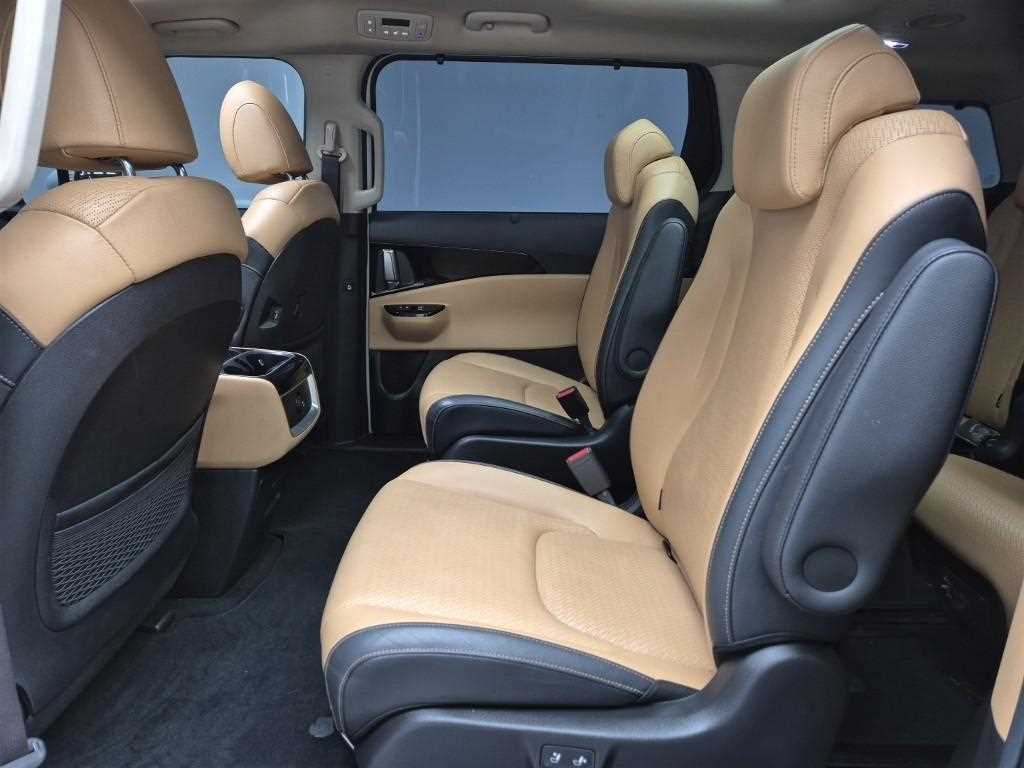 KIA Carnival - Vista 12
