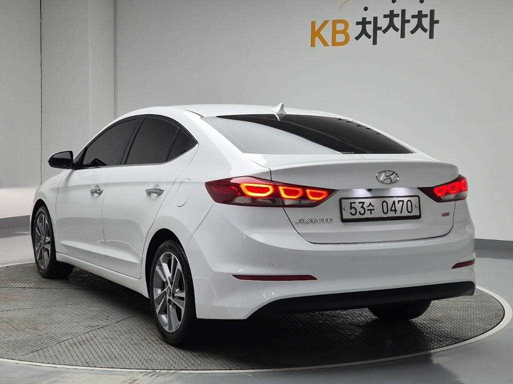 HYUNDAI Avante - Vista 2