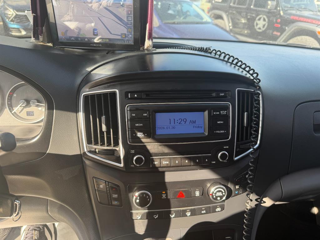 HYUNDAI Starex - Vista 12