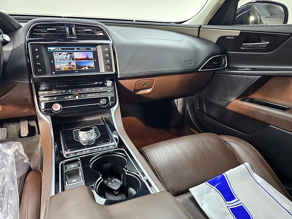 Jaguar XE - Vista 10