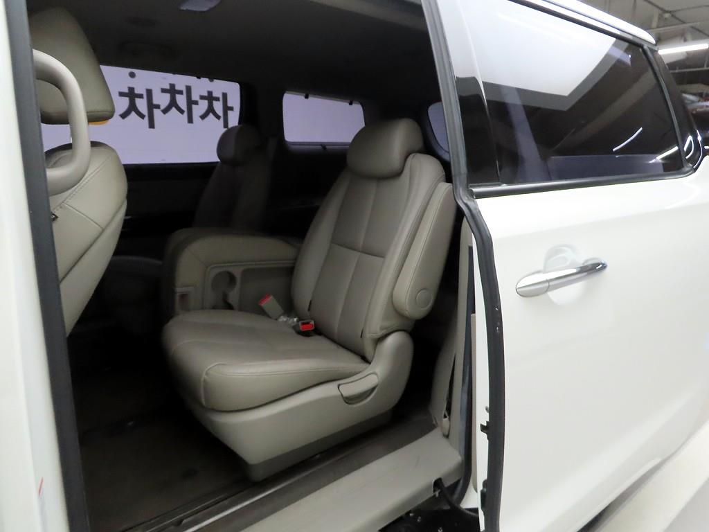 KIA Carnival - Vista 12