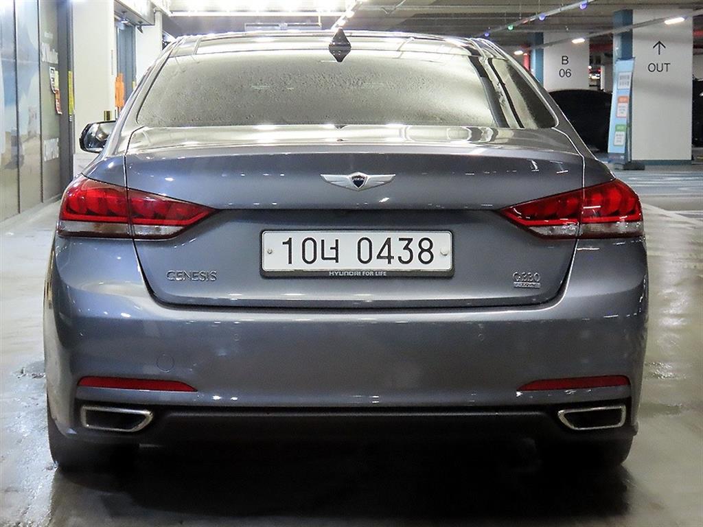 HYUNDAI Genesis - Vista 5