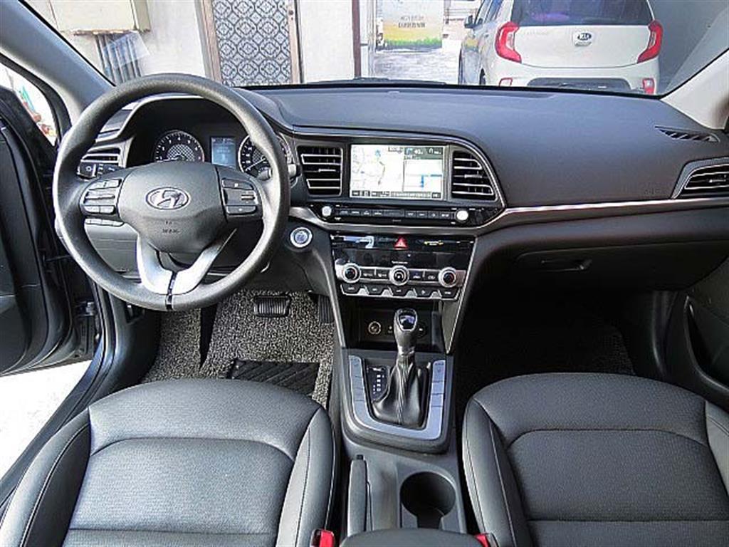 HYUNDAI Avante - Vista 9