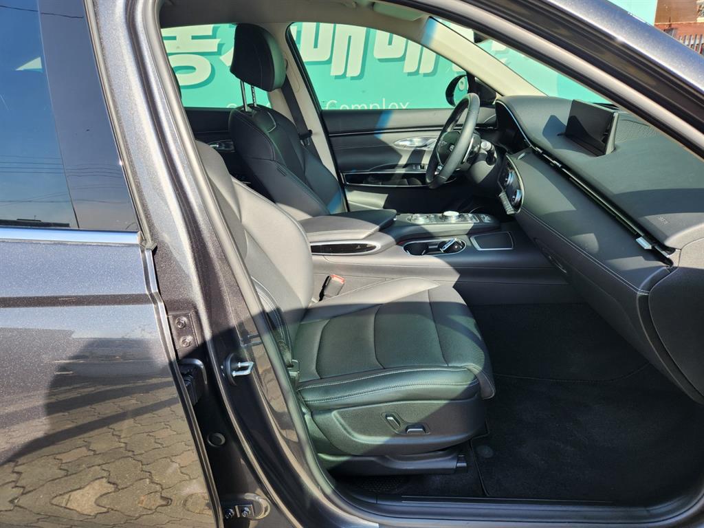 Genesis GV70 - Vista 8