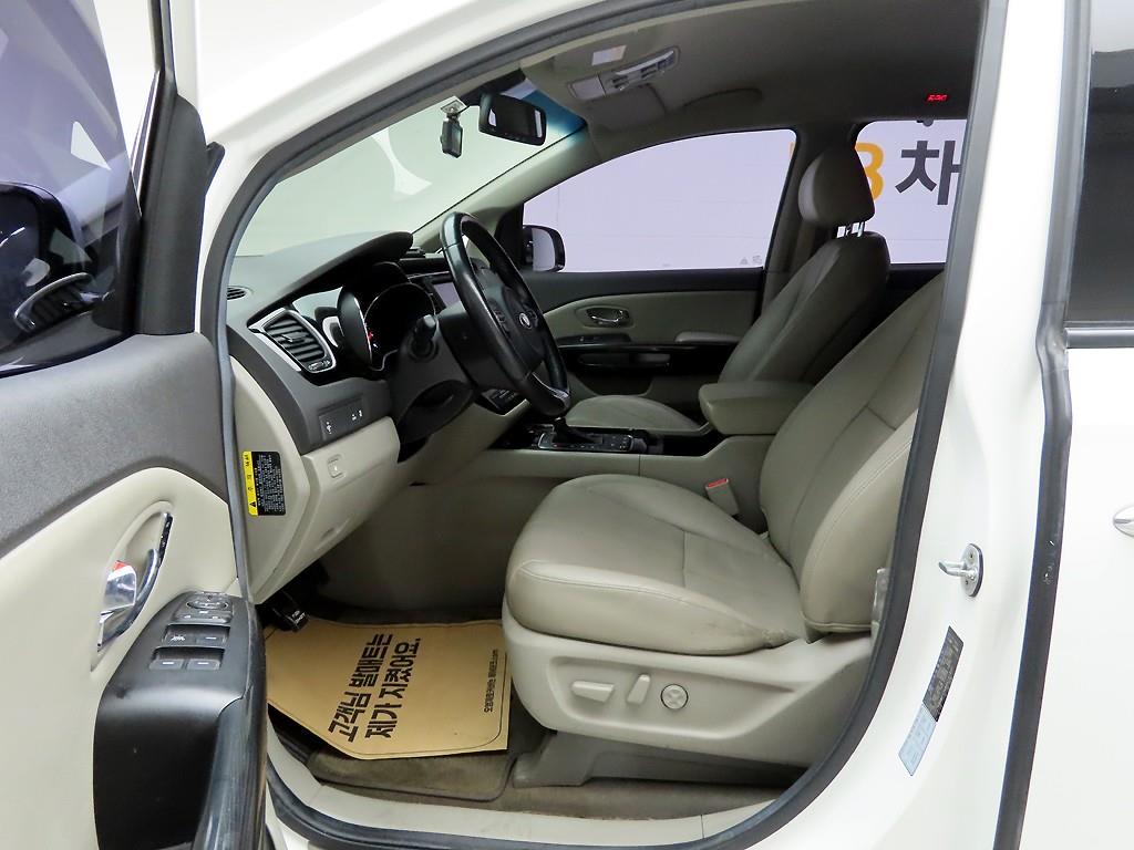 KIA Carnival - Vista 11