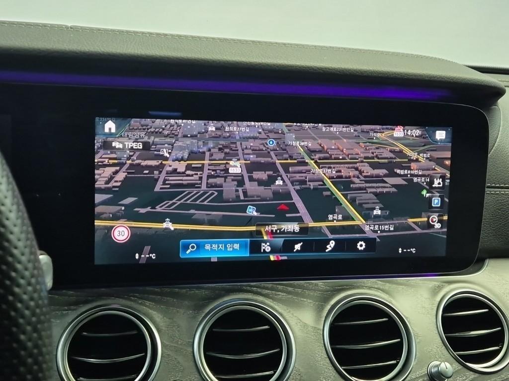 Mercedes Benz E class - Vista 7