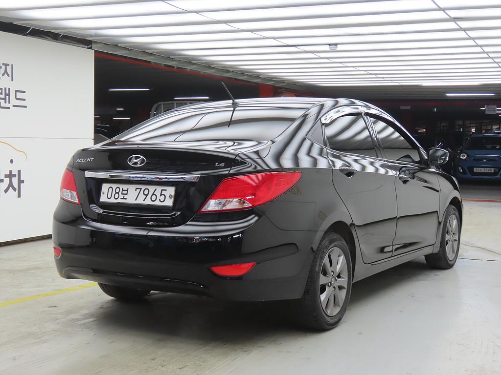 HYUNDAI Accent - Vista 4