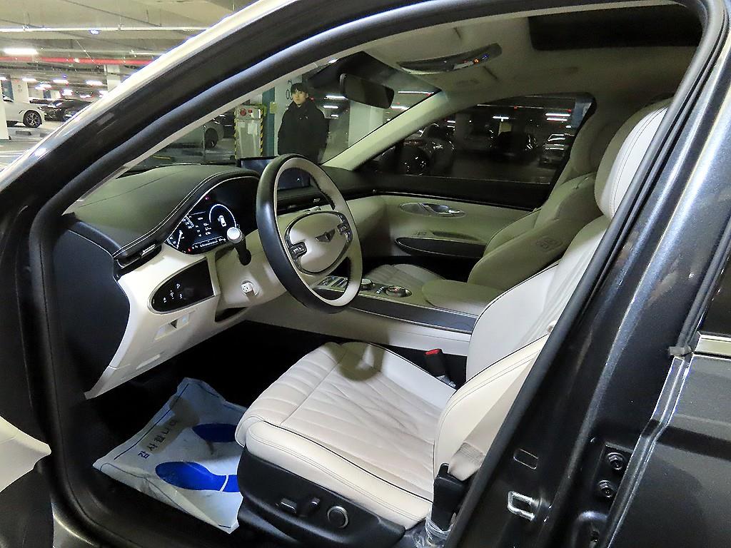 Genesis GV70 - Vista 6