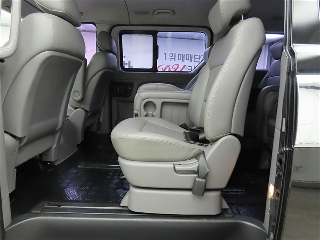 HYUNDAI Starex - Vista 5