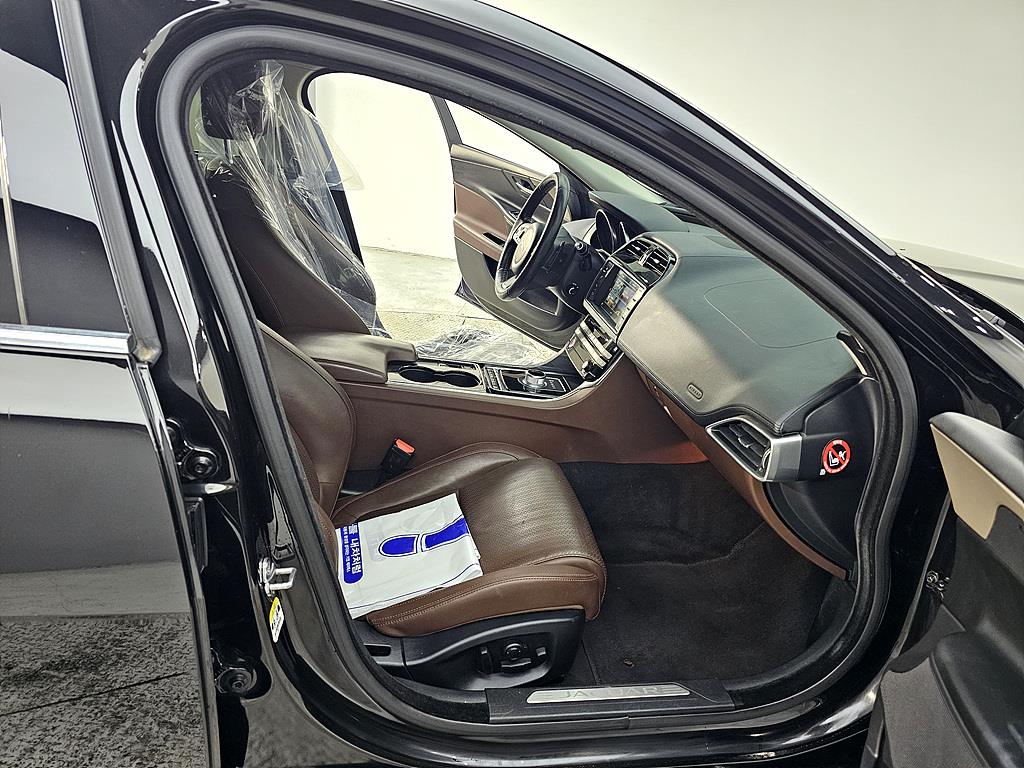 Jaguar XE - Vista 11