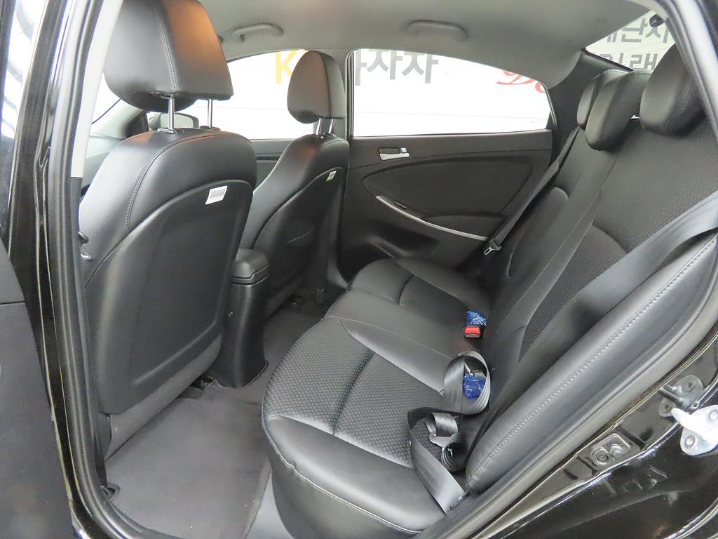 HYUNDAI Accent - Vista 6