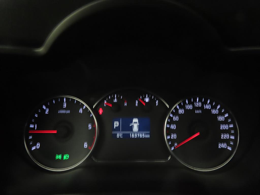 KIA Carens - Vista 9