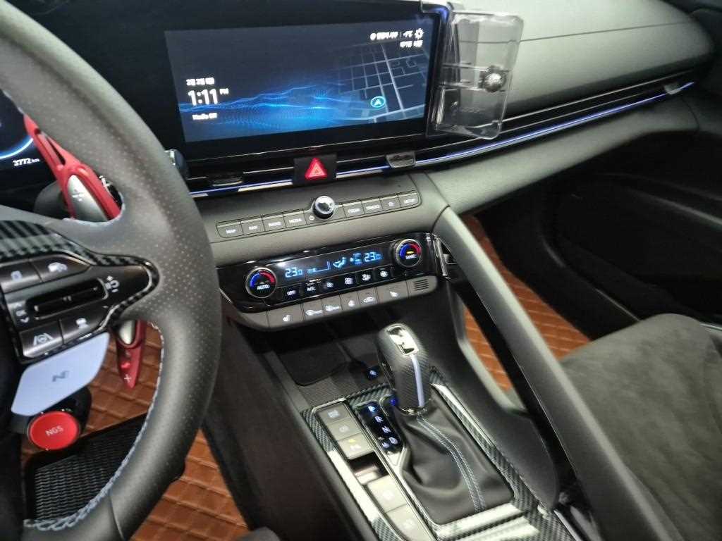 HYUNDAI Avante - Vista 10