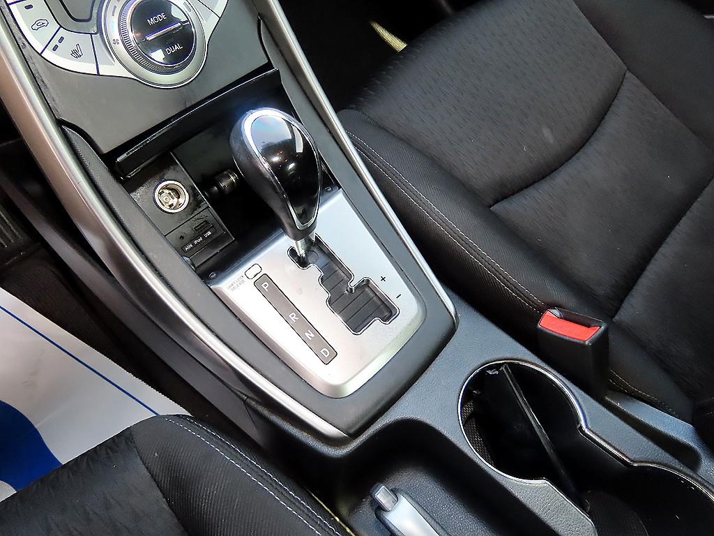 HYUNDAI Avante - Vista 10