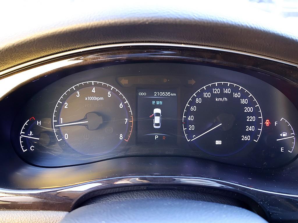 HYUNDAI Genesis - Vista 11