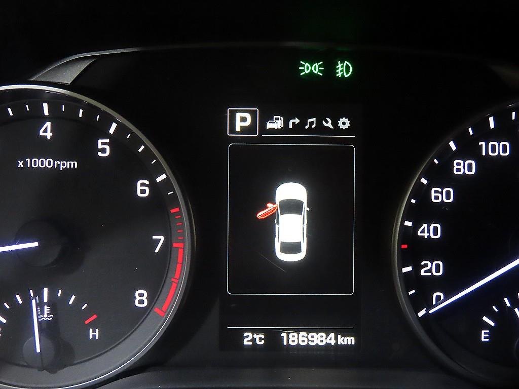 HYUNDAI Avante - Vista 9