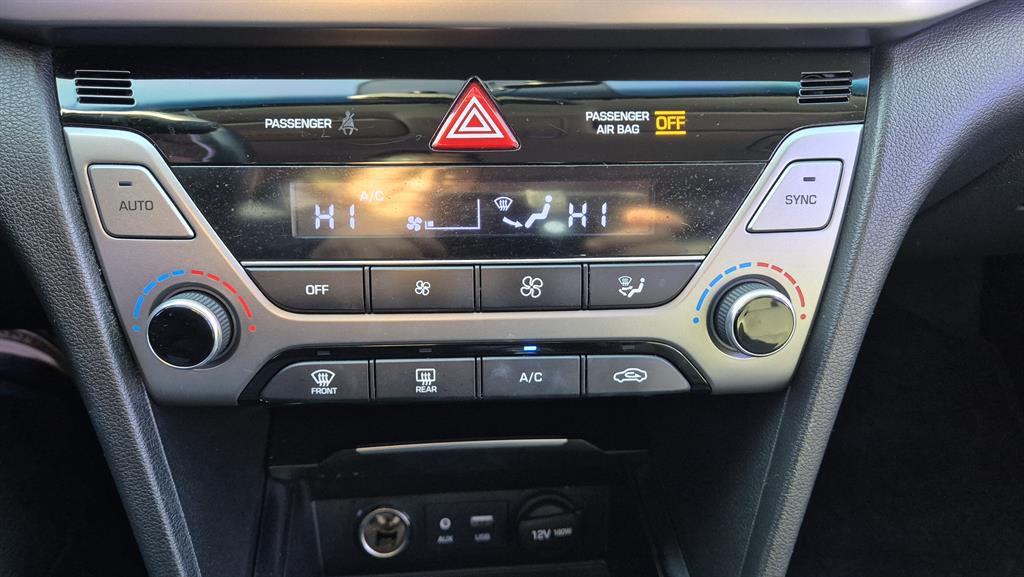 HYUNDAI Avante - Vista 10