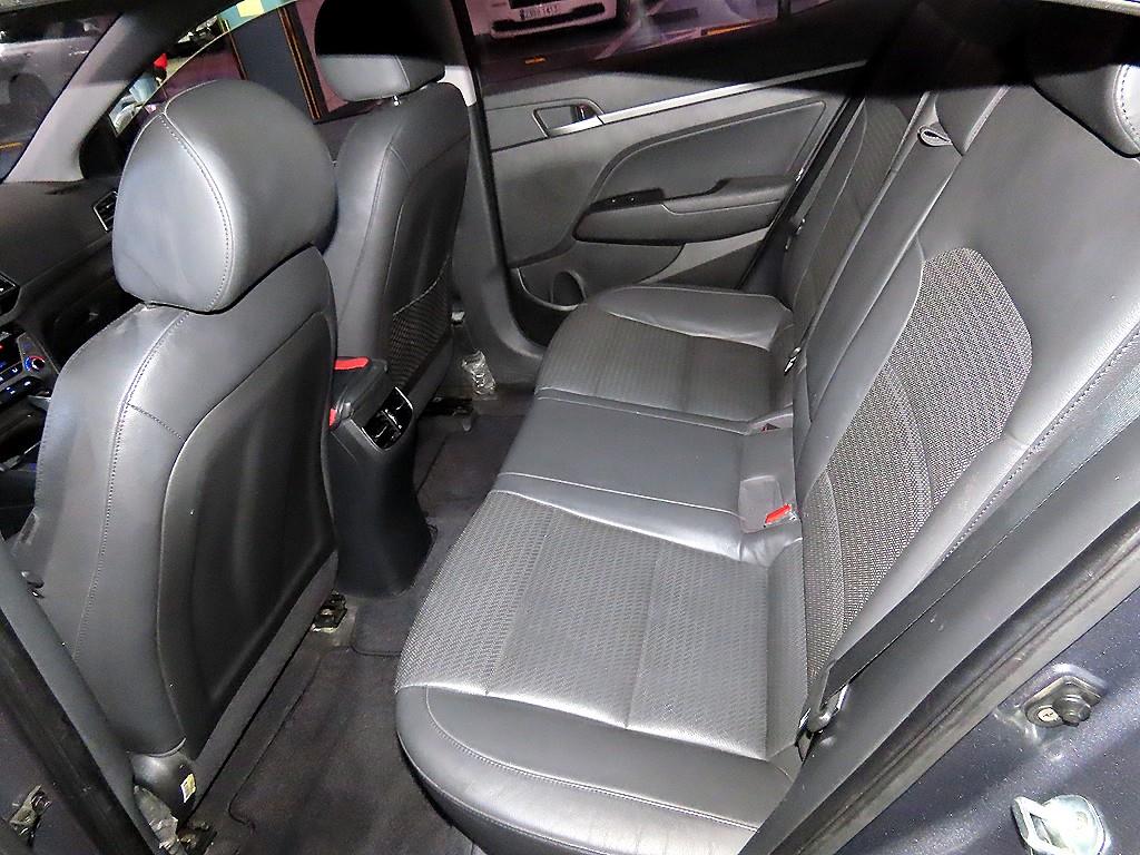 HYUNDAI Avante - Vista 7