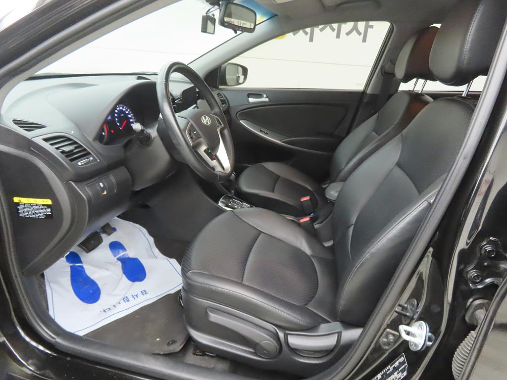 HYUNDAI Accent - Vista 5