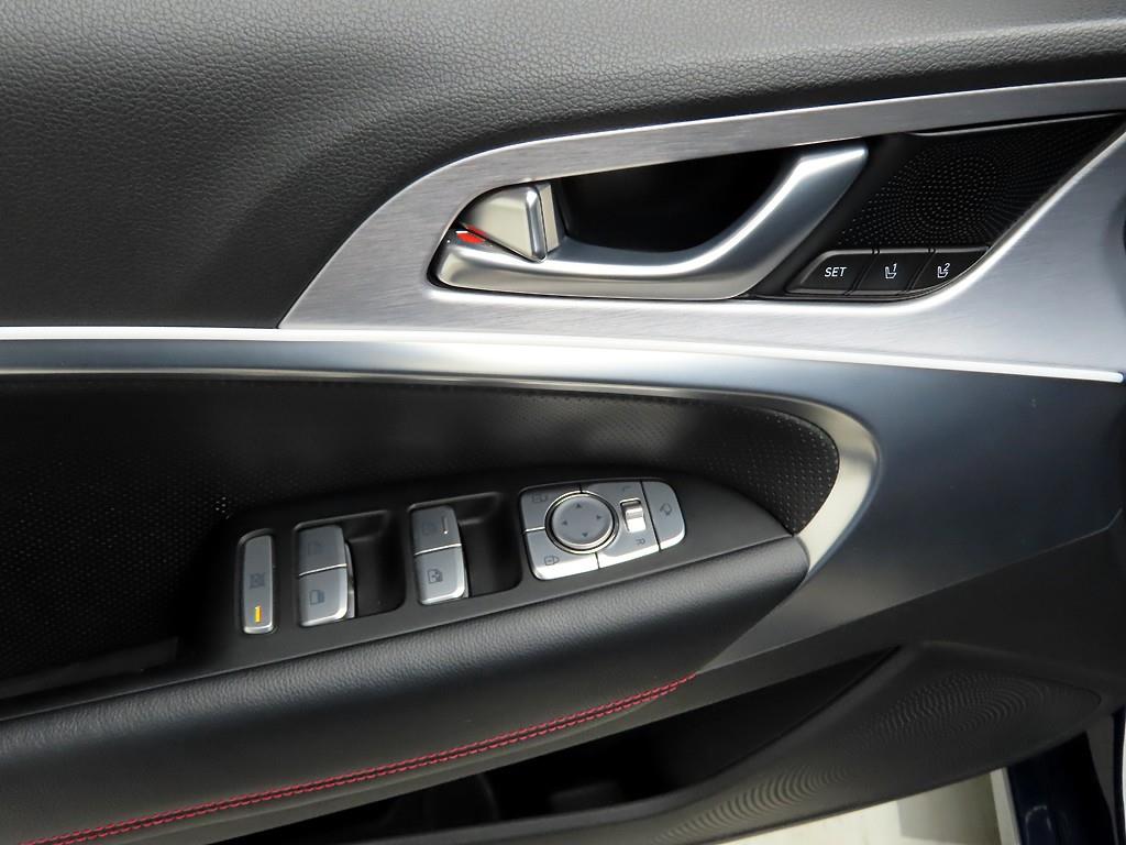 Genesis G70 - Vista 12