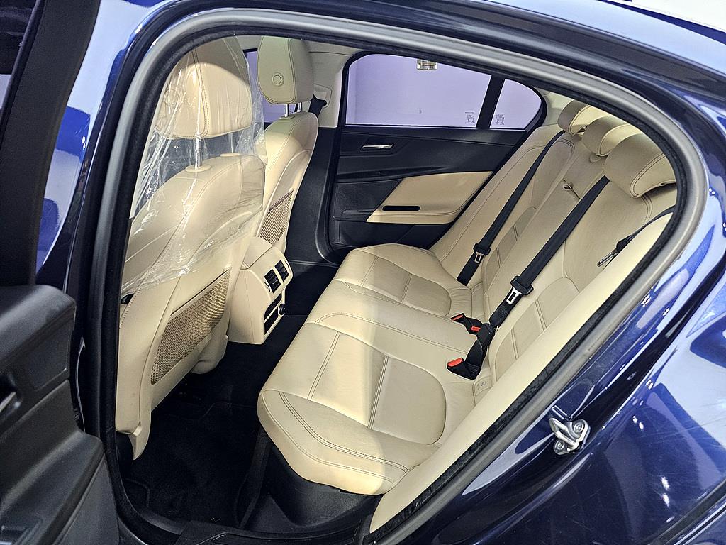 Jaguar XE - Vista 9