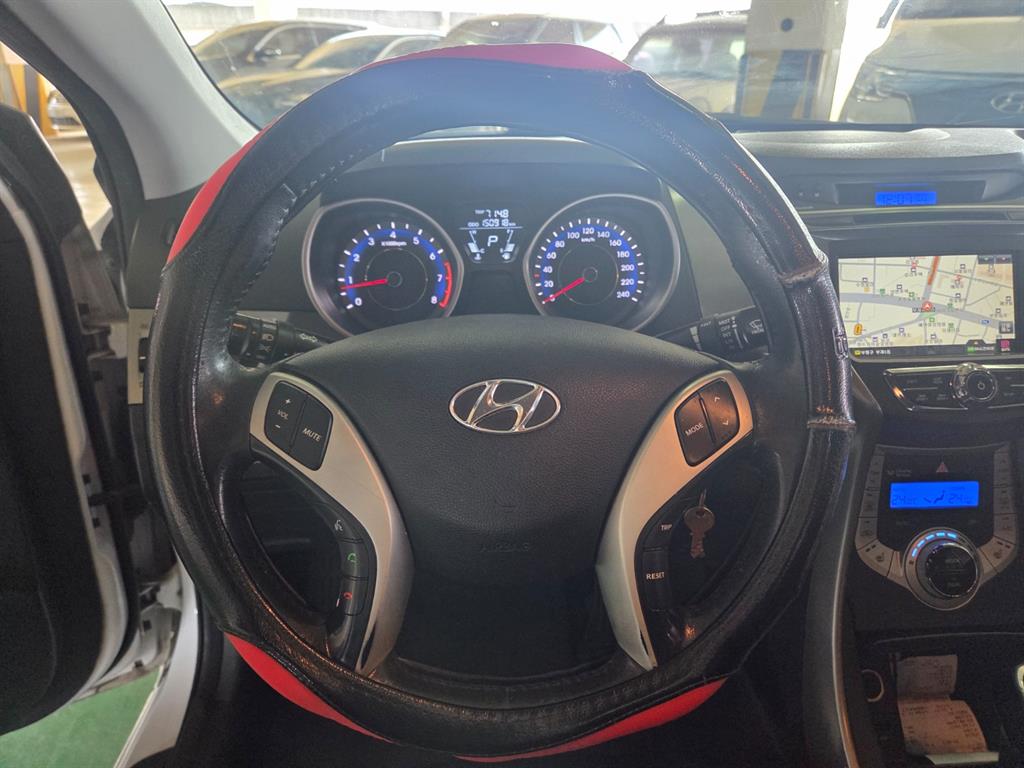 HYUNDAI Avante - Vista 9