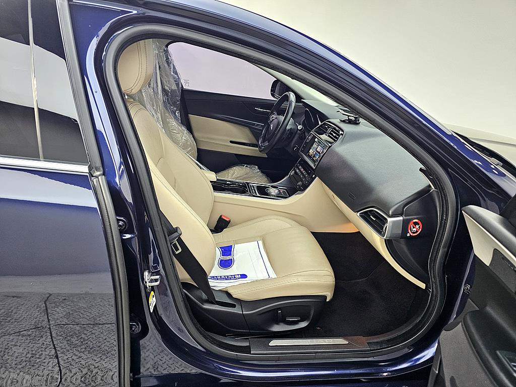 Jaguar XE - Vista 11